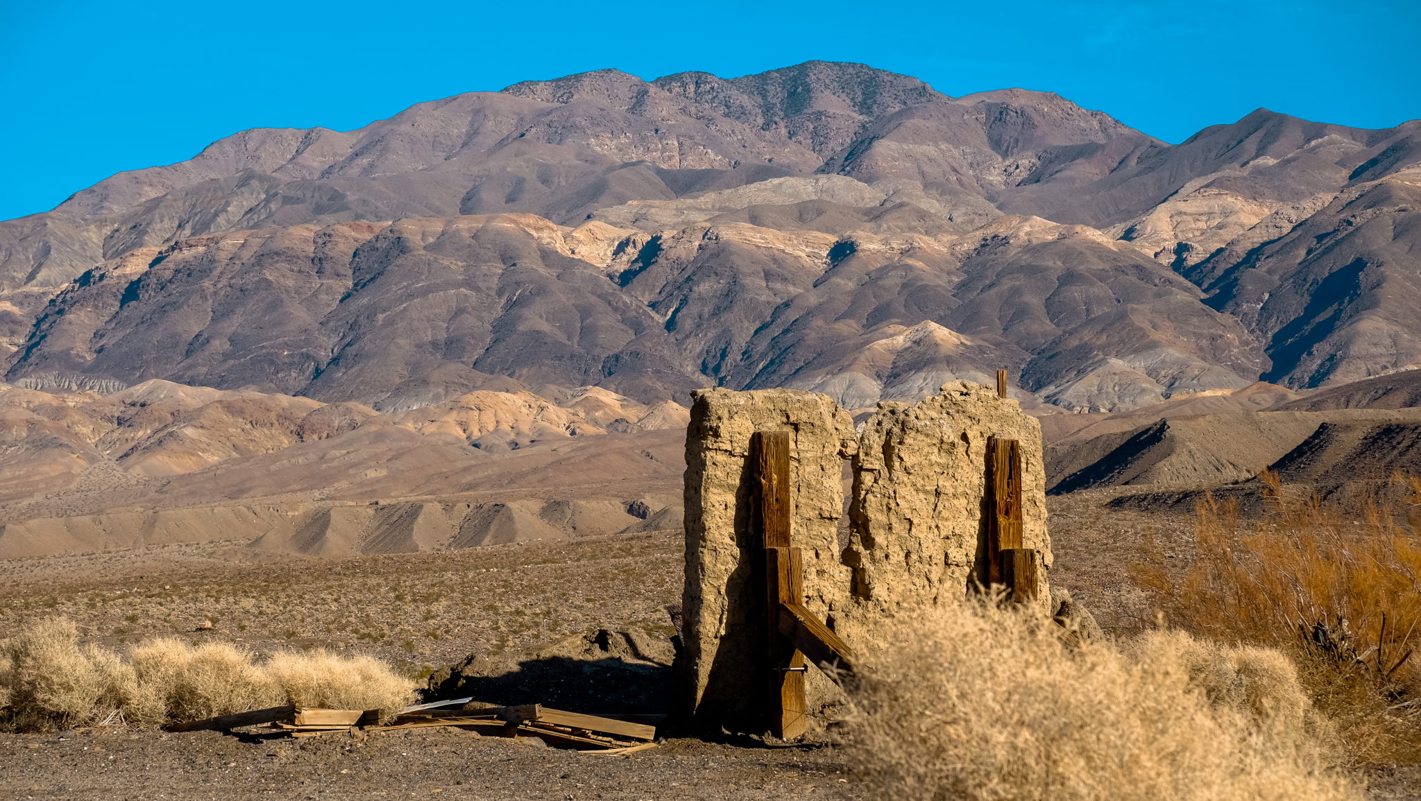 death-valley-where-life-has-a-new-meaning-life-in-brackets